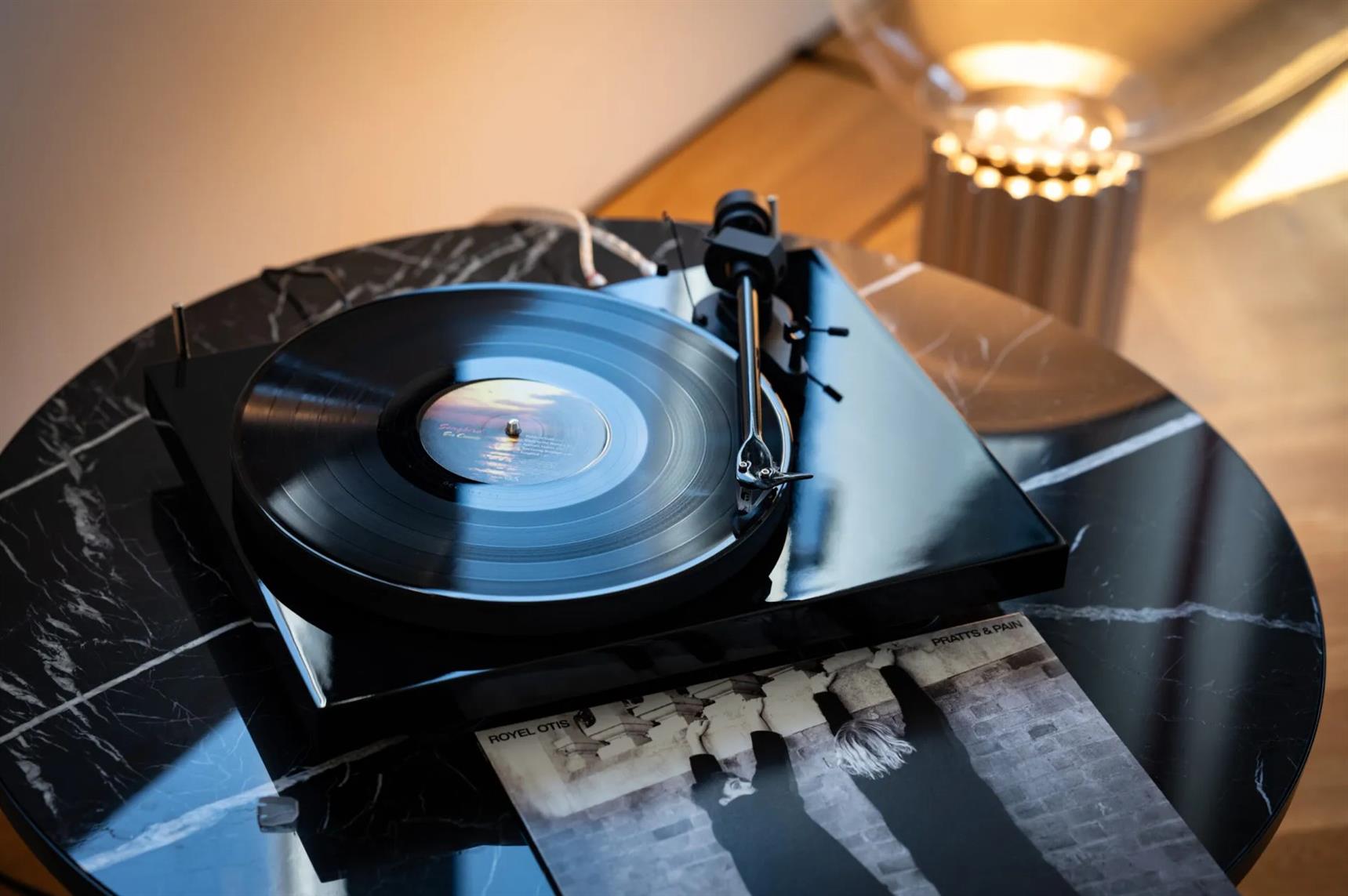 פטיפון מקצועי למתקדמים - פרוג'קט DEBUT CARBON EVO