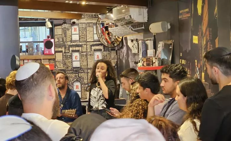 יובל דיין בהופעה אינטימית בתו השמיני