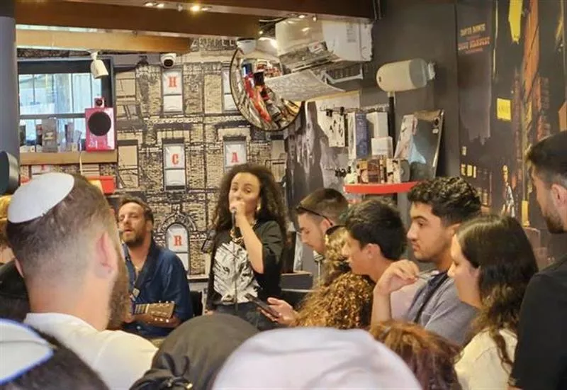 יובל דיין בהופעה אינטימית בתו השמיני