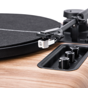 פטיפון מקצועי בצבע אגוז בהיר משולב רמקולים פנימיים – SAFA MIC-400