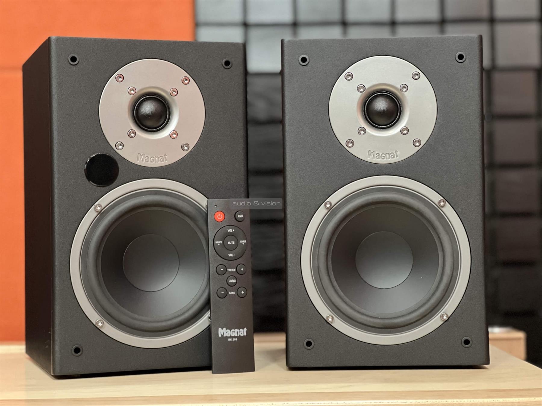 Magnat Monitor Reference 2A active columns 2-way speaker